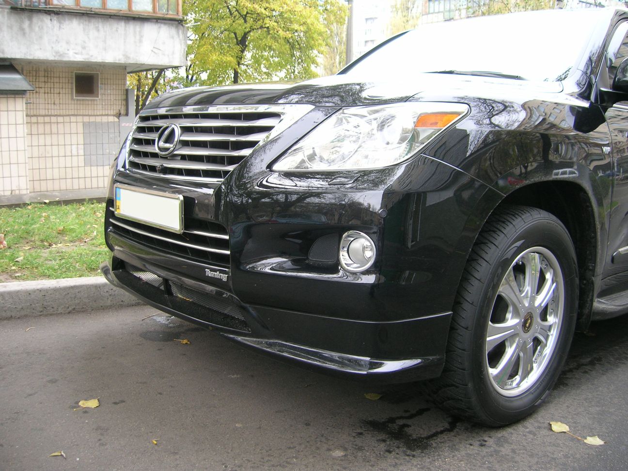 Установка спойлера переднего бампера AURA TLC200 на Lexus LX570